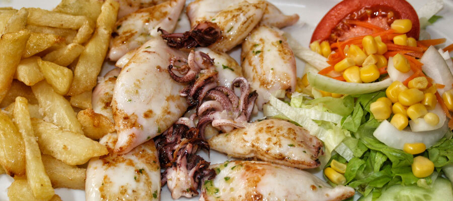 Calamares con papas y ensalada